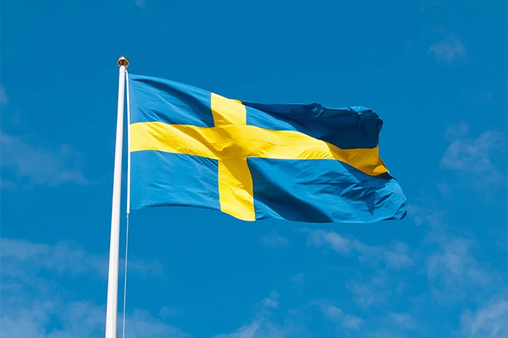 Svensk flagga hissad i flaggstång